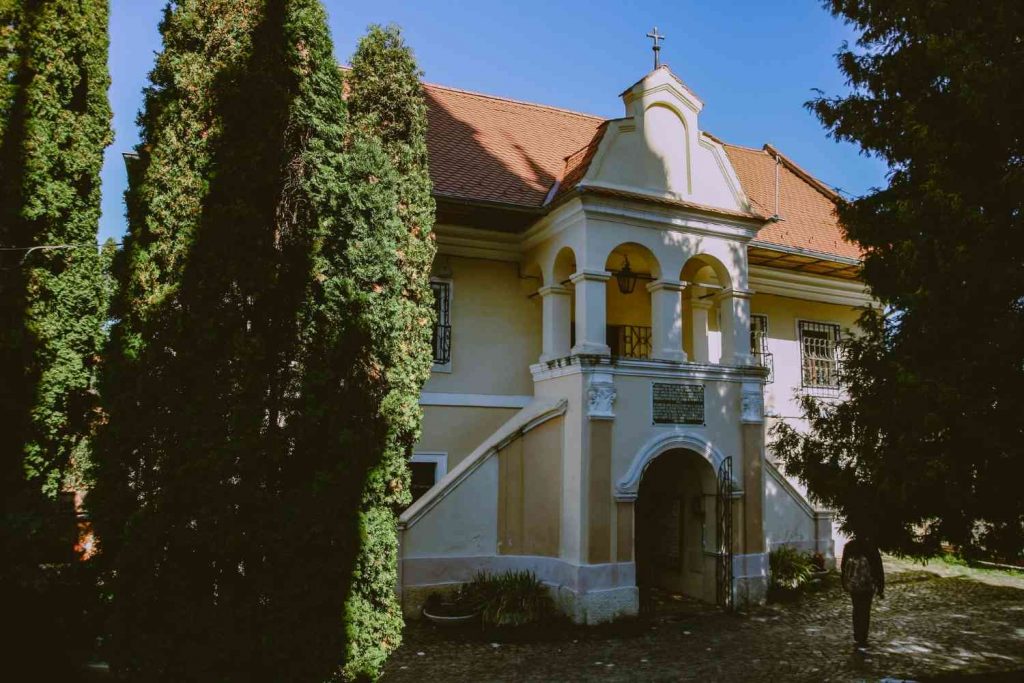 Prima școală din România